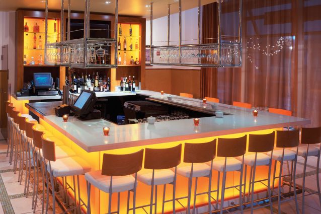 Podsvietené barové pultové dekoračné panely 3form Masa Bar Podsvietené panely na dekoráciu tyčí 3form Masa Bar