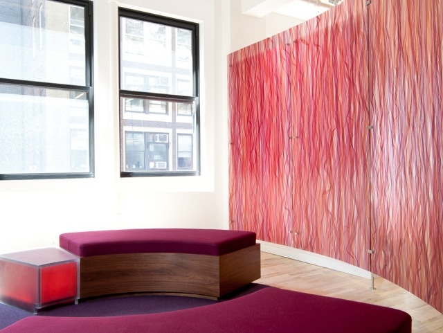 variabilný rozdeľovač miestností zo syntetickej živice transparentné červené prvky 3form varia ecoresin rozdeľovač miestností transparentné červené prvky 3form