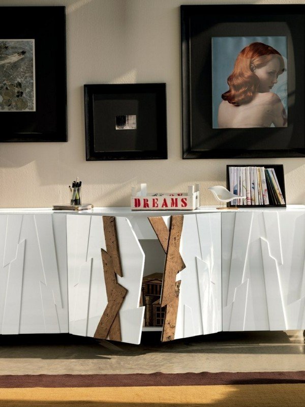 Obývacia izba biele drevené dvere biela farebná stena