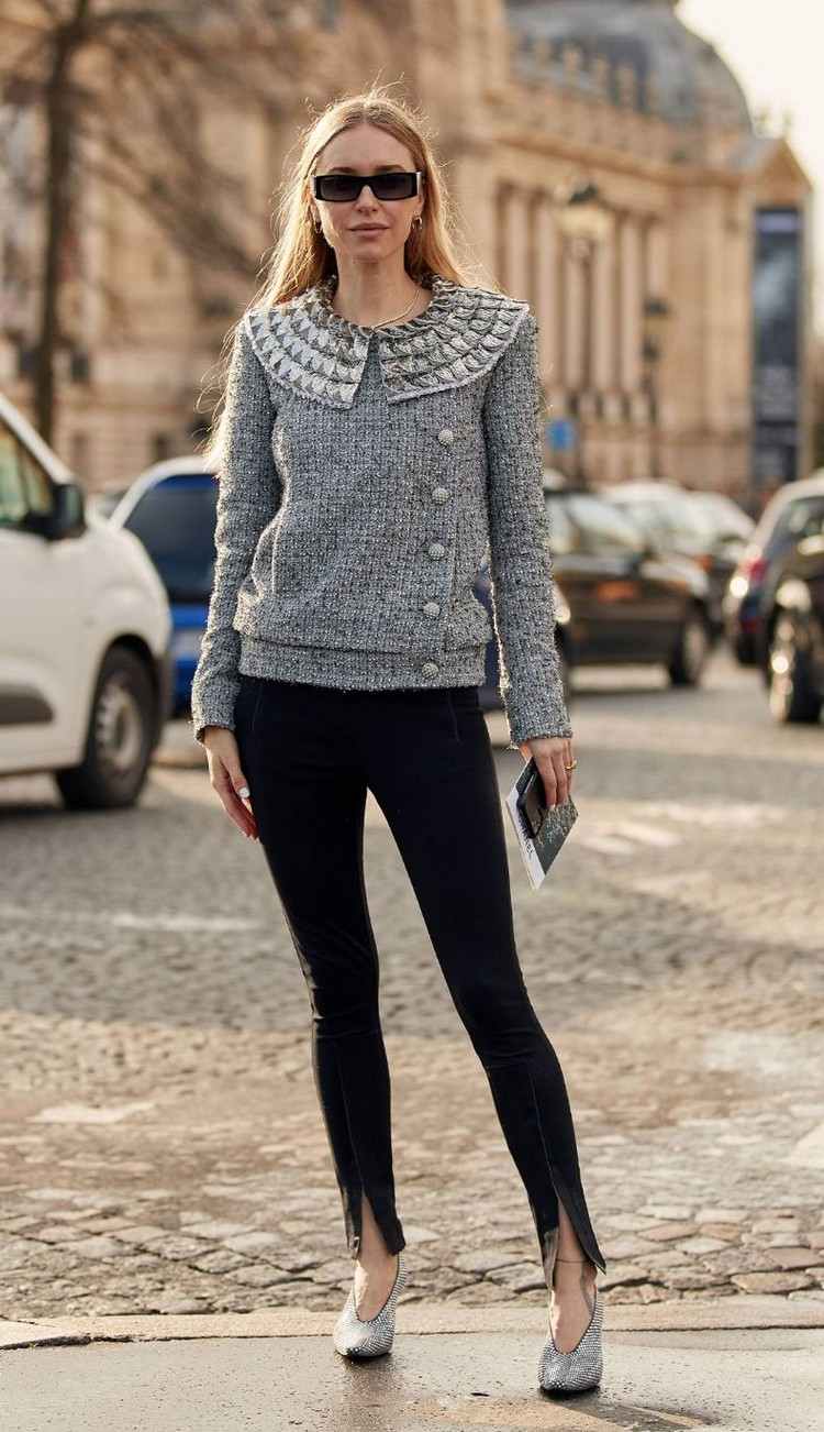 Outfit inšpirovaný pletený sveter s gombíkmi na golieri a legínami s rozparkom