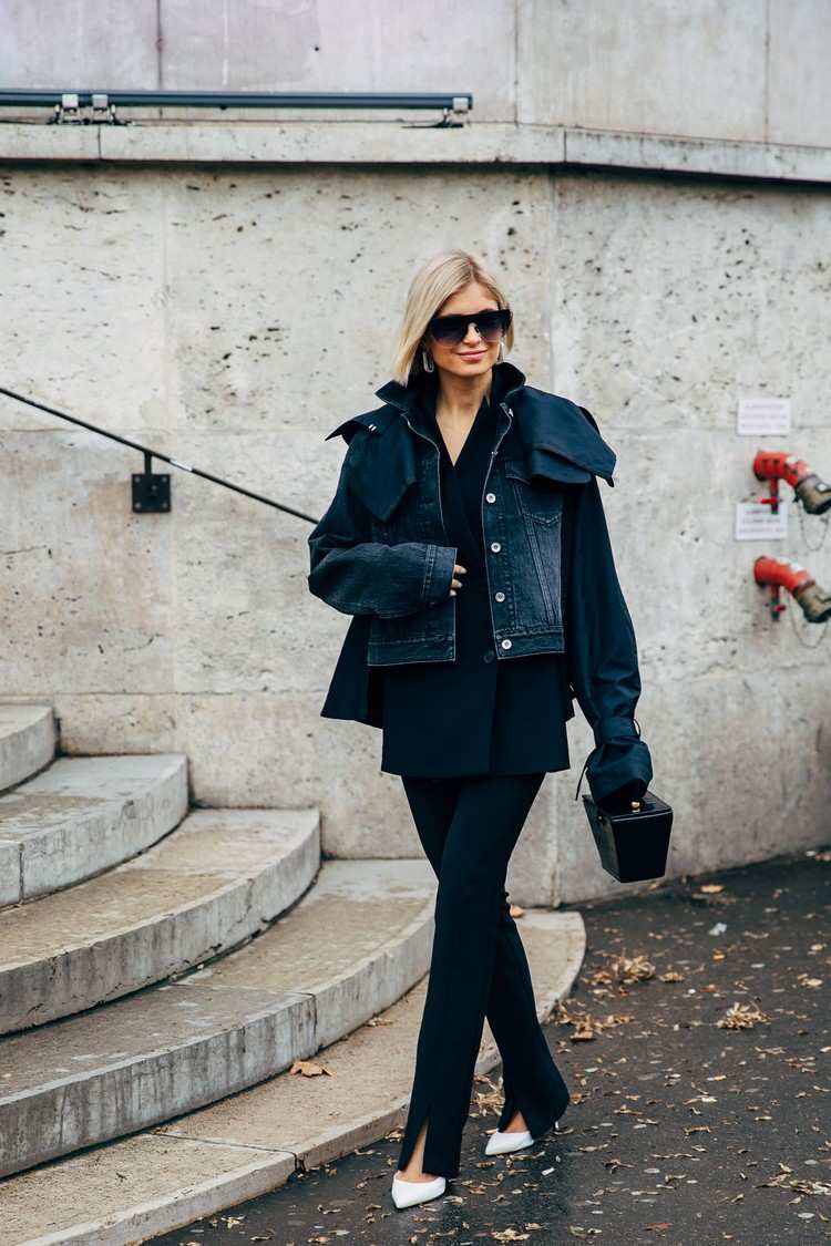 Džínsová bunda nadmernej veľkosti s rozparkovanými nohavicami a bielymi topánkami ako akcentom