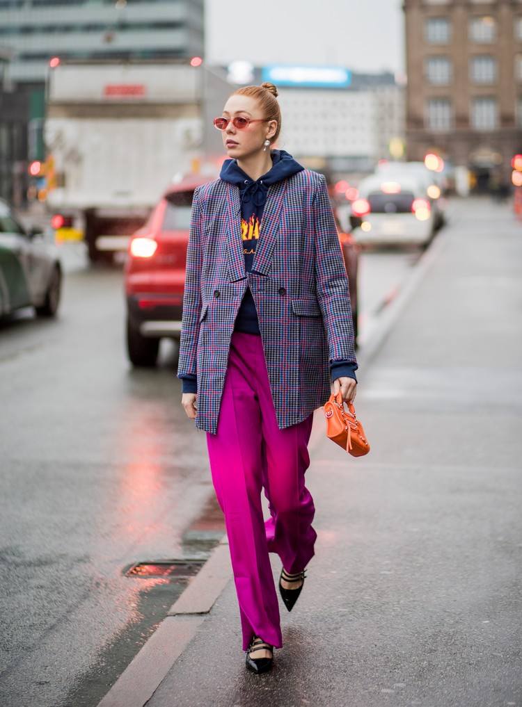 Široké nohavicové nohavice v purpurovej farbe s rozparkom na boku lemu