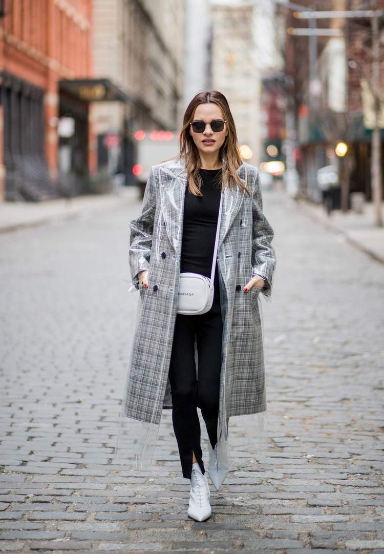 štýlový outfit inšpirácie čierne nohavice s rozparkom a károvaným kabátom