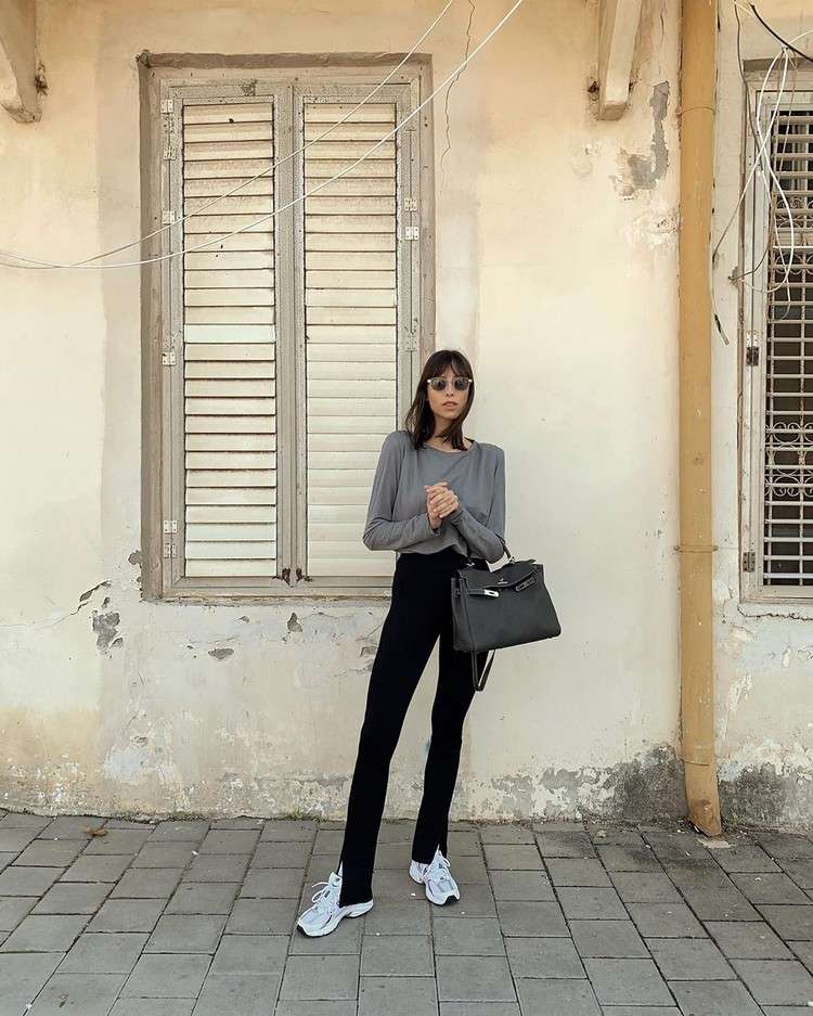 Nohavice trend 2021 kombinujú nohavice so štrbinovými teniskami