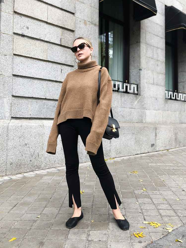 ako nosiť nohavice s rozparkom s rolákom a ploché balerínky v čiernej farbe