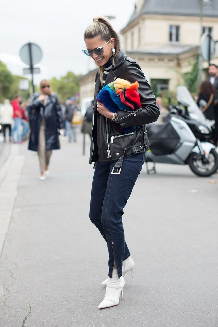 V roku 2021 budeme nosiť len úzke rifle s rozparkom na nohe