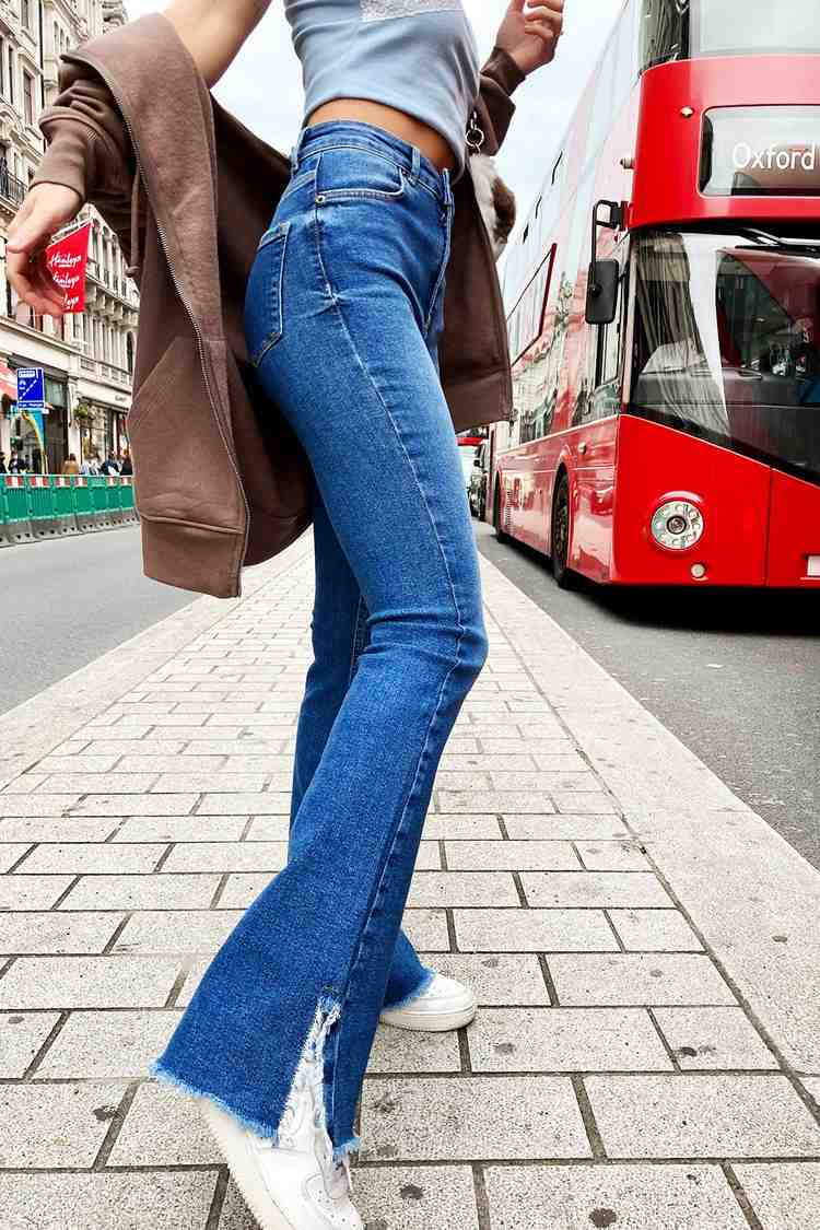 v spodnej časti rozparok modré rifle