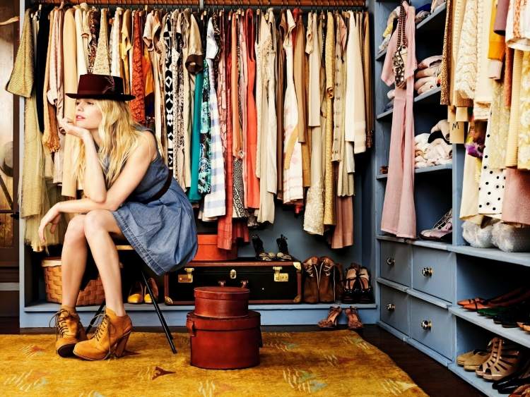 Žena vo veľkej šatni - čo si obliecť? vyhnite sa chybám v oblečení-ženy-tipy na spáchanie-4