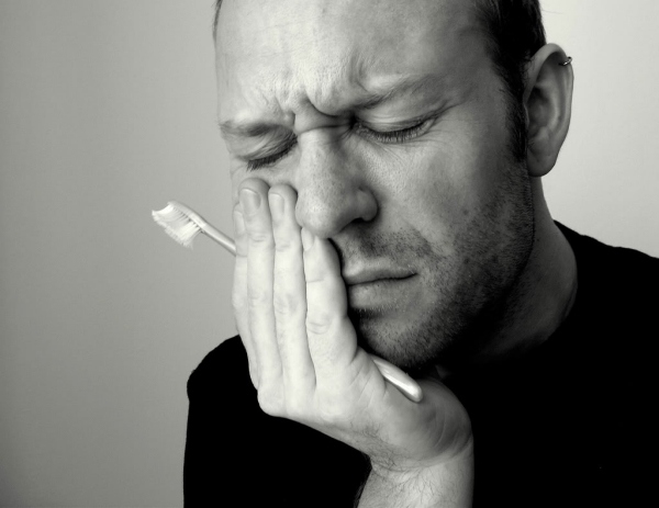 Bolesť zubov spôsobuje tipy pre zubnú a ústnu hygienu