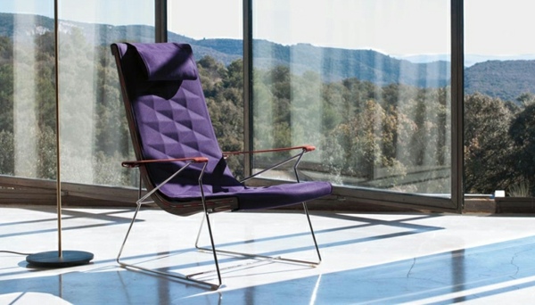 Fialová stolička zaujímavého dizajnu