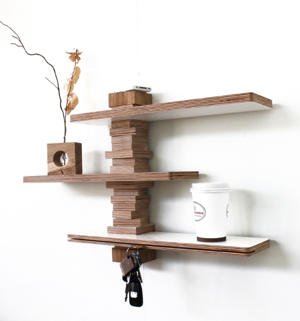Polička na stenu Andreas Janson JO21 opakovane kreatívne využíva zvyšky dreva