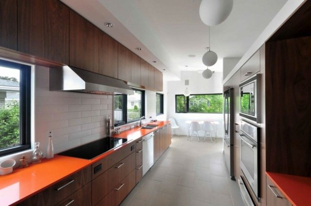 hnedá farba skrinky farba dreva vzhľad oranžová pracovná doska