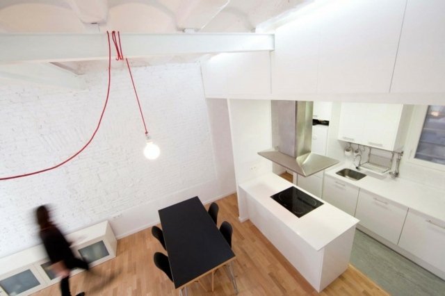 Vybavený kuchynský ostrovček moderný nábytok čierne kreslo