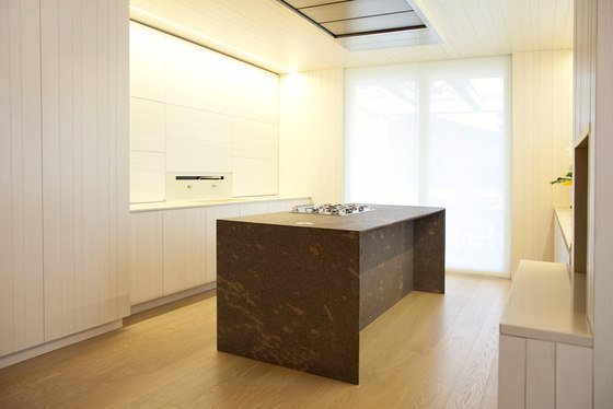 emócie v arthesi biela kuchyňa ostrov porfýr