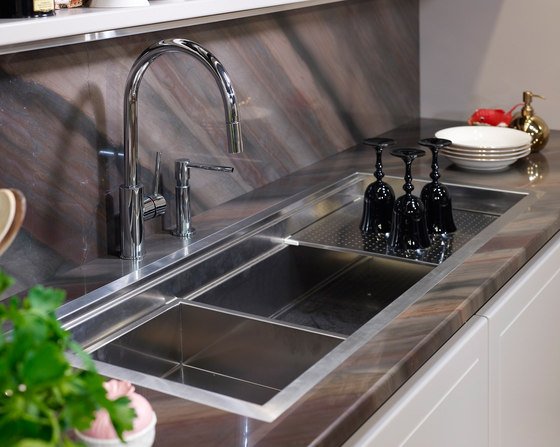 elegantný kuchynský drez z nehrdzavejúcej ocele v Taliansku