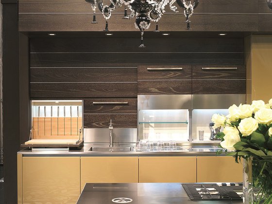 Kuchynský luster kráľovskej farby Arthesi z tmavého dreva