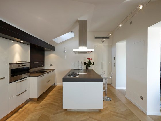 kuchynka queen biela predná strana s vysokým leskom sivá pracovná doska