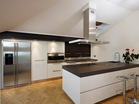 vstavaná kuchyňa biela vysoký lesk s ostrovným digestorom