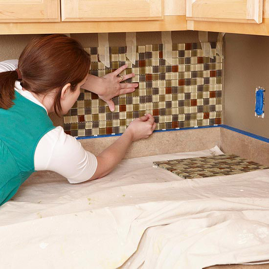 Pokyny na položenie zrkadla na dlaždice do kuchynskej mozaiky