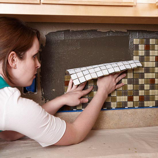 Pokyny na kladenie dlaždíc Navrhnite zadnú stenu kuchyne sami