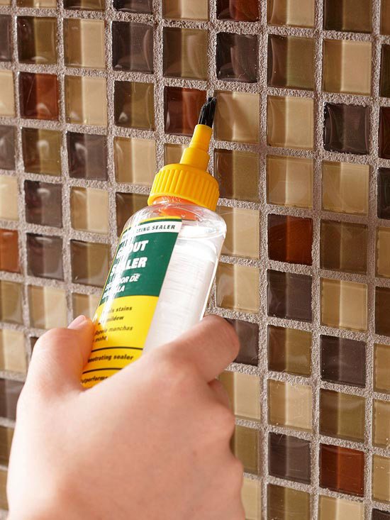 Pokyny na pokládku dlaždíc utesňujú silikónové spoje