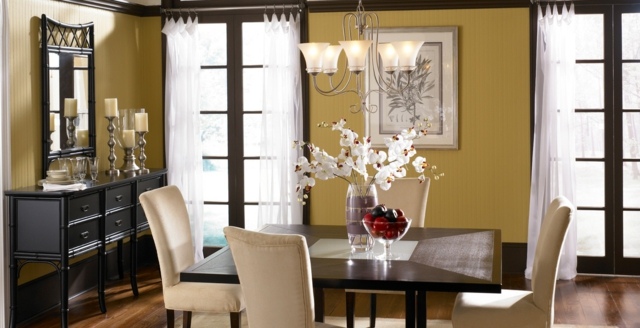 Jedáleň dve farby steny žltá tmavohnedá klasika Farby stien žltá tmavohnedá klasický dizajn