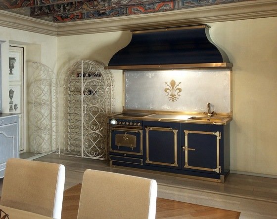 modrá-kuchynka-medené-zlaté-motívy