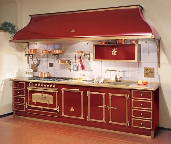 červená-kuchynka-medené-zlaté-motívy