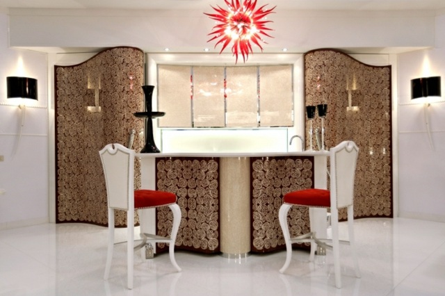 Barové stoličky kvetinové ozdoby moderné osvetlenie