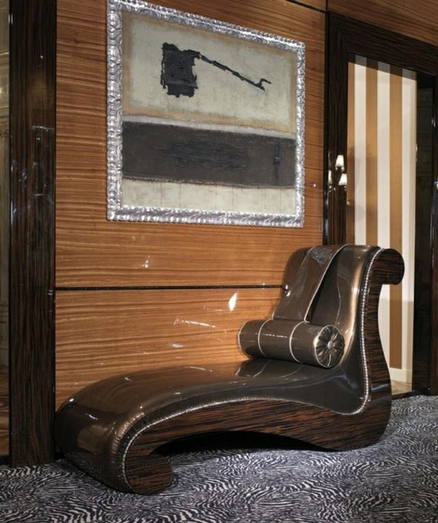 Dizajnové polohovacie kreslo pohodlne potiahnuté mahagónovým drevom, kožou