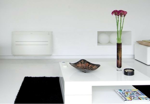 Minimalistický dekor pripevnený k radiátoru bielou stenou