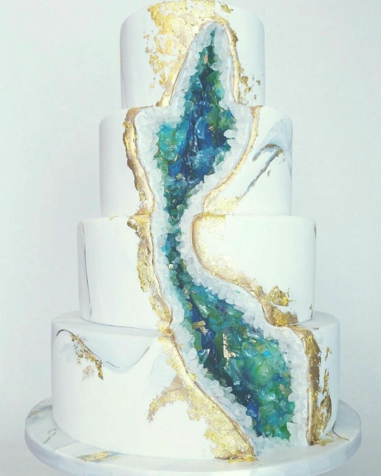 Veľký kryštál lemovaný zlatom pre elegantný vzhľad