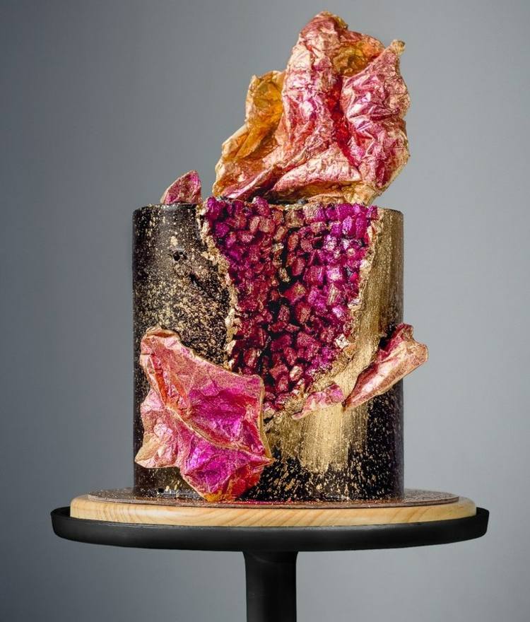 Prepracovaný dizajn v ružovej a veľa zlatej farbe s kvetinovou výzdobou na svadbu