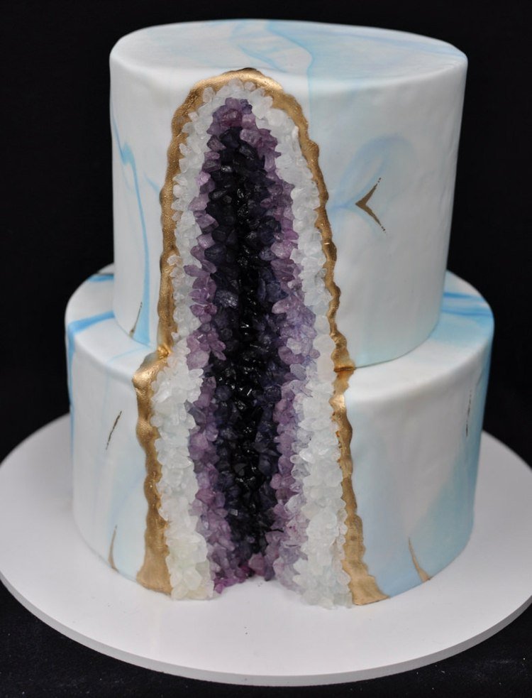 Modrobiely mramorový koláč s ametystom a zlatými akcentmi