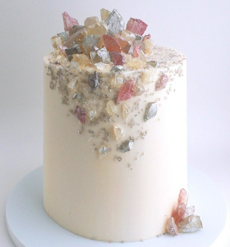 Jemné pastelové farby pre jednoduchý krištáľový koláč