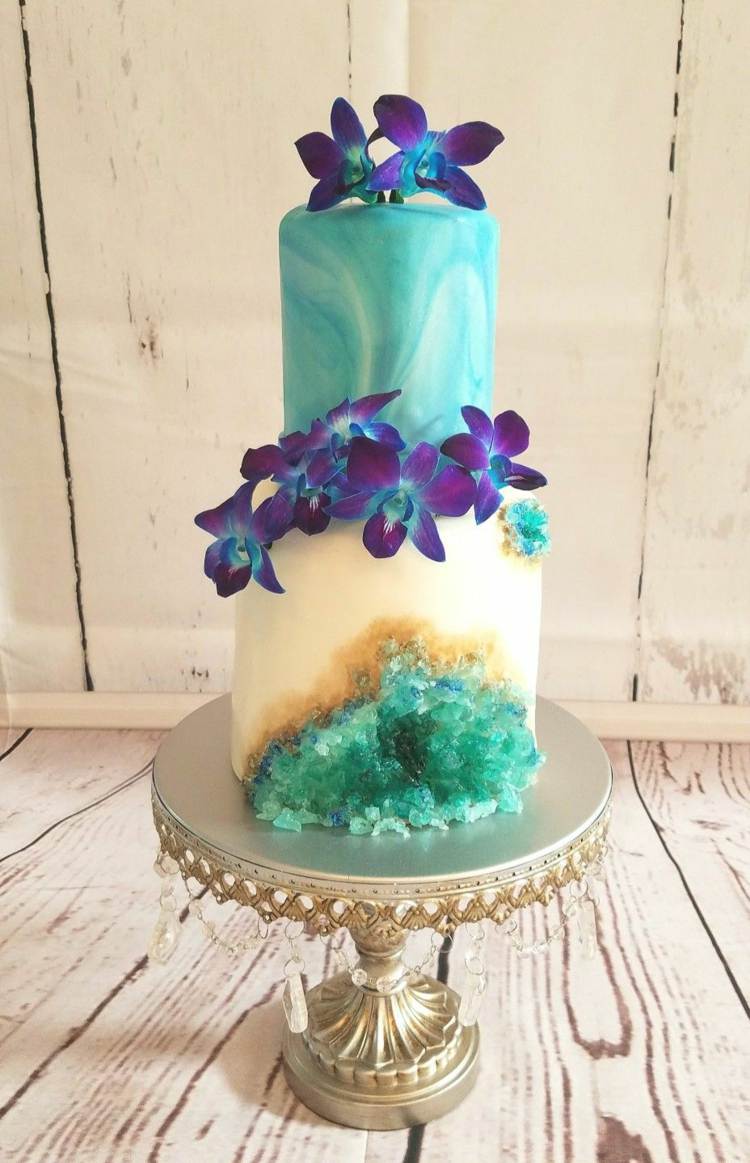 Skombinujte tyrkysové kryštály a orchidey do fialova