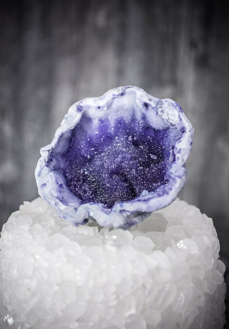 Fialová ozdoba koláča pripomína ametyst