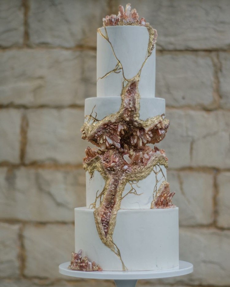 Efektná kombinácia na torte je tiež ružová a zlatá