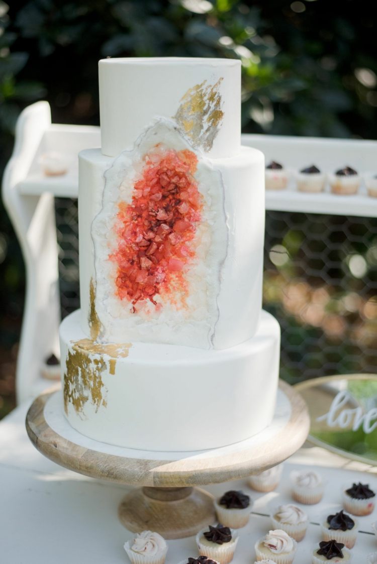 Kryštály v koralovej farbe ako farebný akcent na svadobnú tortu