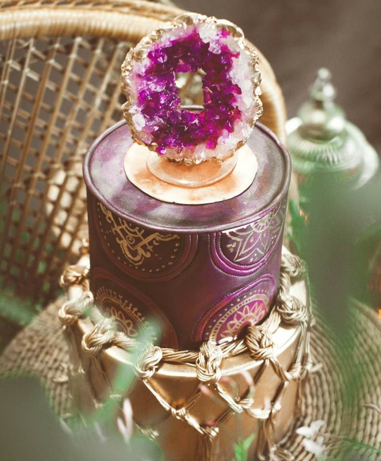 Krištáľová torta s ozdobami v ružovej a zlatej farbe