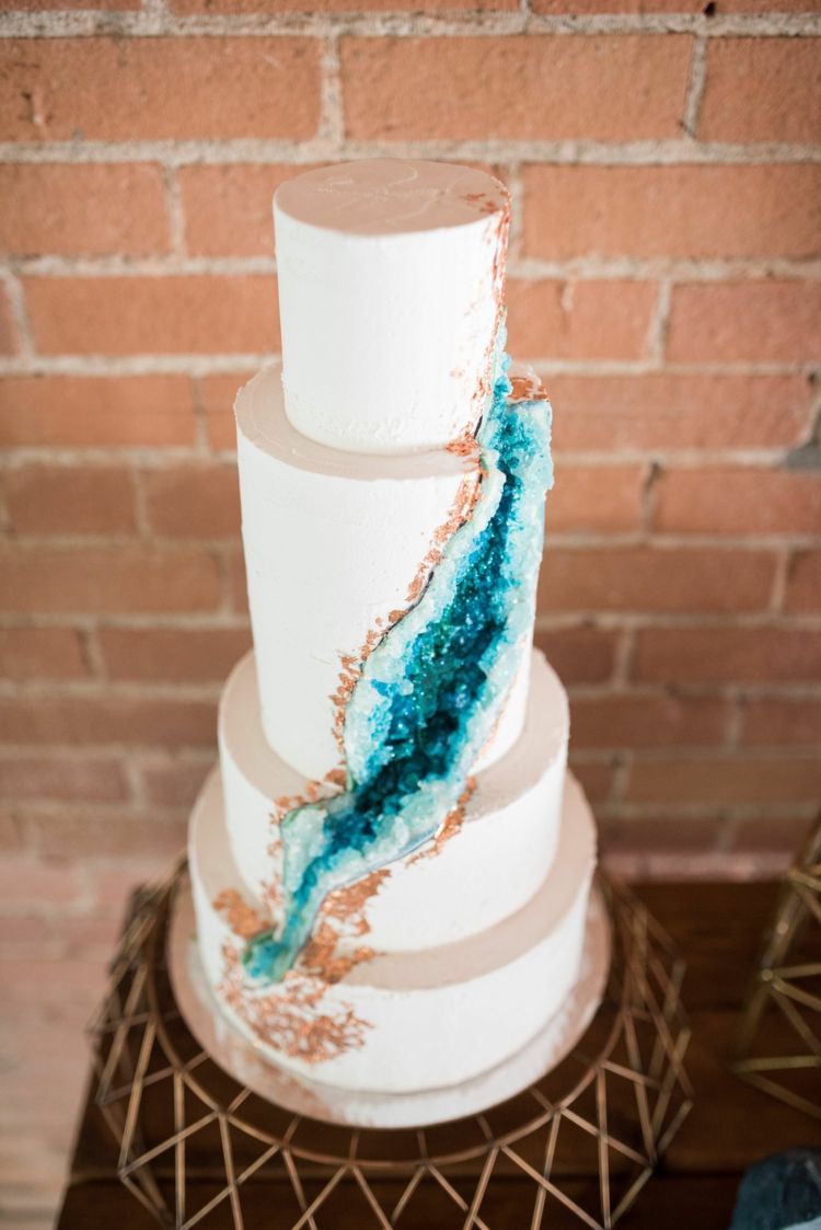 Kryštálový koláč v tyrkysovej farbe s bielym a medeným celestínom
