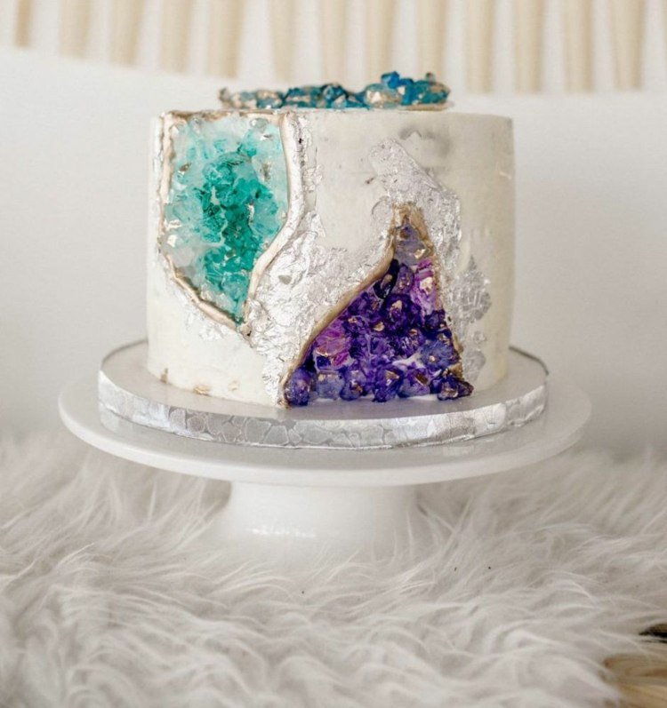 malý, biely kryštálový koláč s purpurovou a tyrkysovou farbou