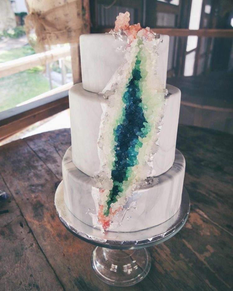 Na kryštálovú tortu je možné použiť rôzne farby