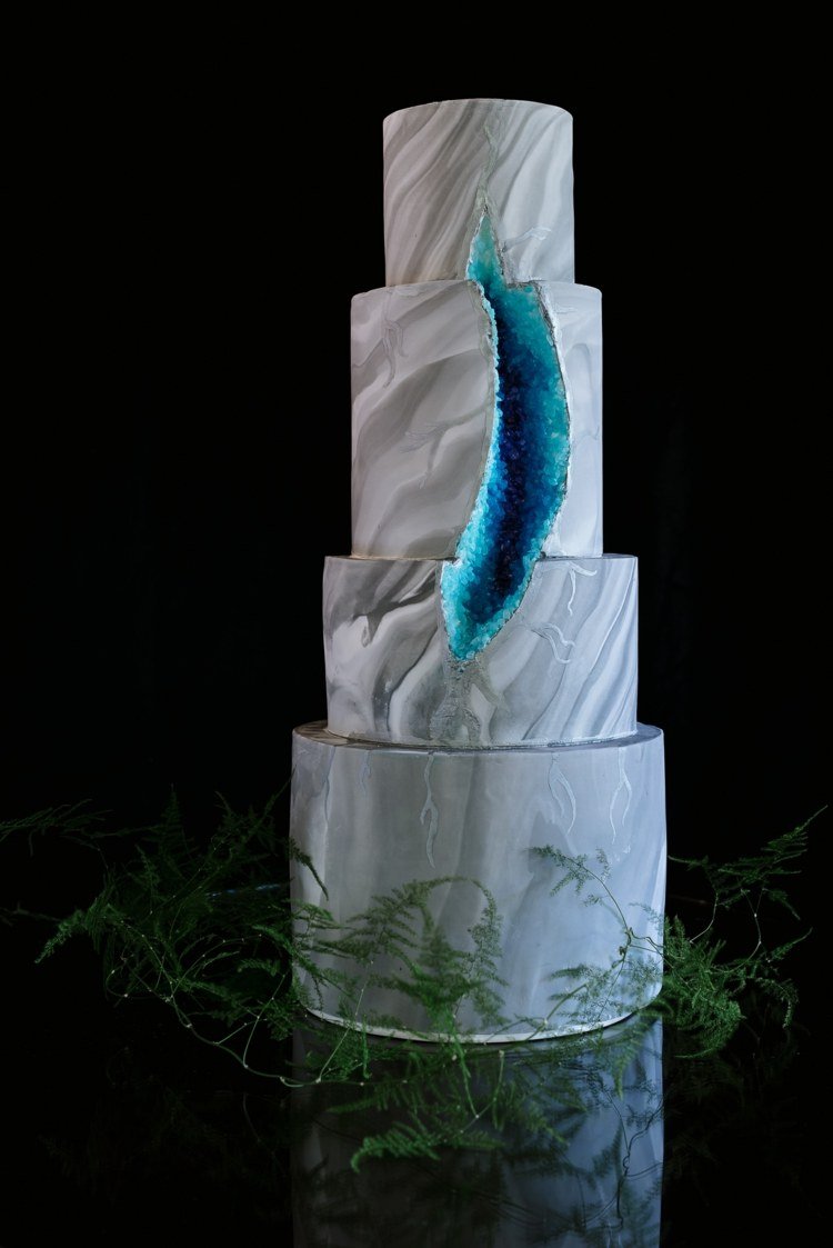 Torta je minimalistická a krásna, vďaka čomu je kryštál obzvlášť efektívny