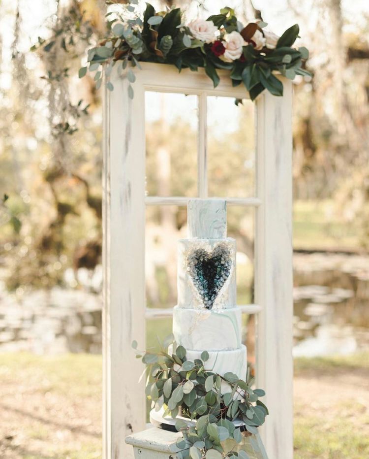 Kryštály tvoria srdce pre romantickú vintage svadbu