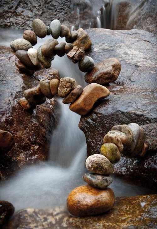 klenutá štruktúra land art od Michaela hrobu