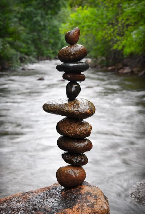 kamene na sebe land art art od michael hrobu