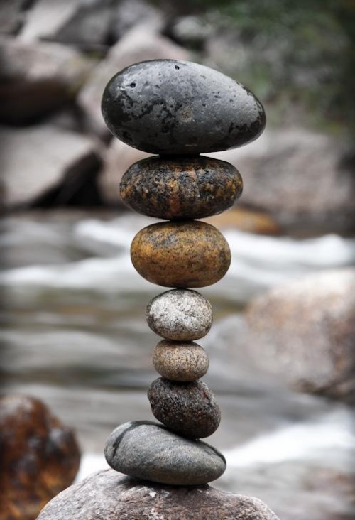 okrúhle kamene aranžujú land art pri michaelskom hrobe