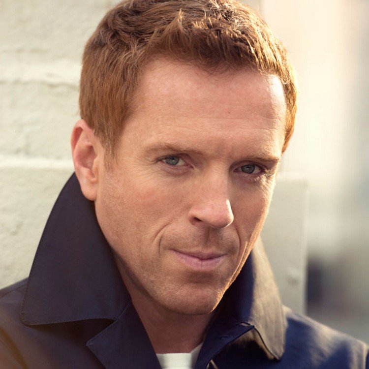 Herec Damian Lewis s ľahkým medeným tónom