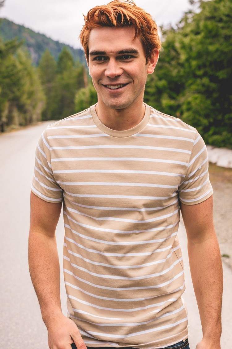 Kj Apa Star zo série Riverdale s naozaj skvelou medenou farbou vlasov